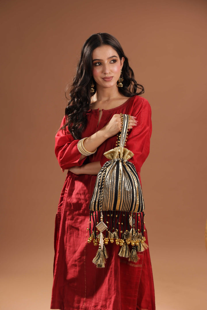 SUNEHRI ZARIYA POTLI